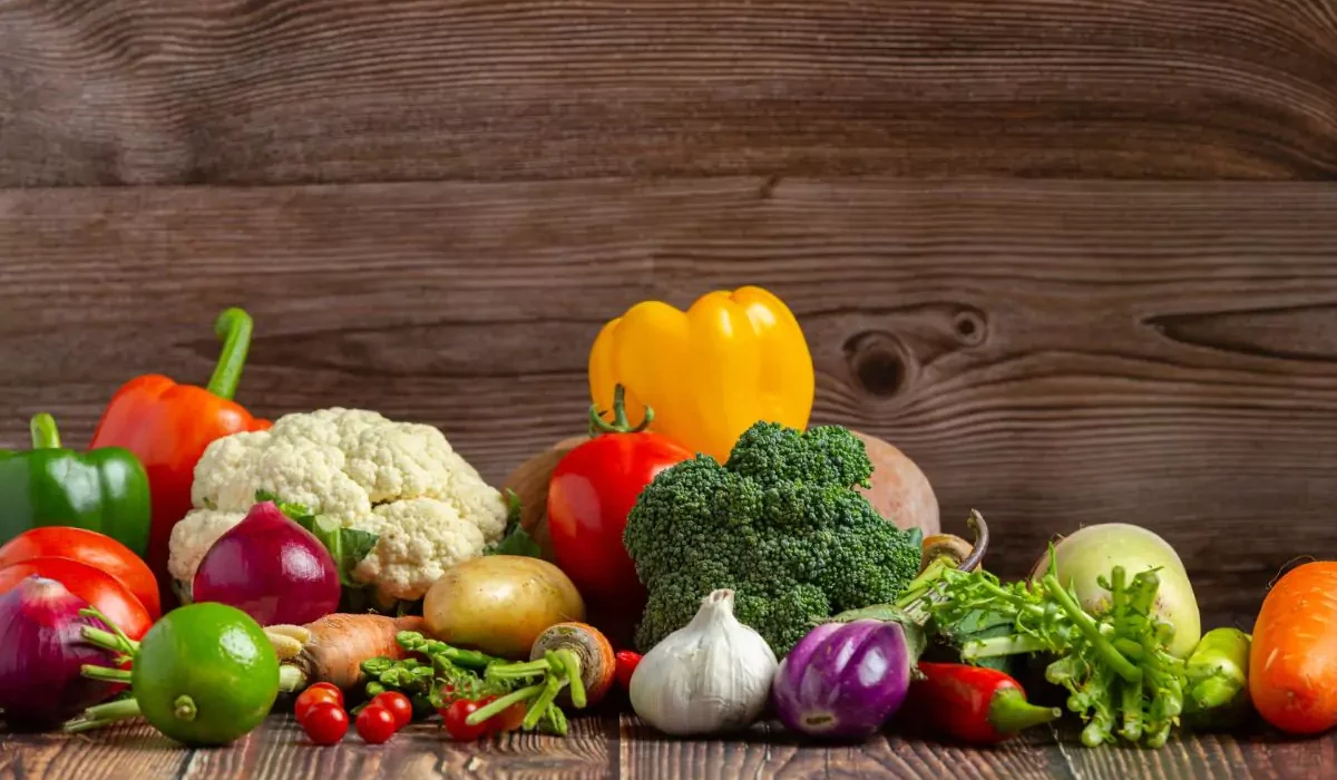 legumes variados numa mesa de madeira